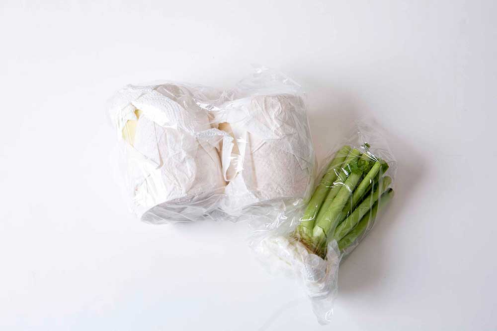 大根の冷蔵保存は根の水分を葉に散られないよう、購入したらすぐに根と葉を分けて、根は大きければ２～３等分に切り分け。