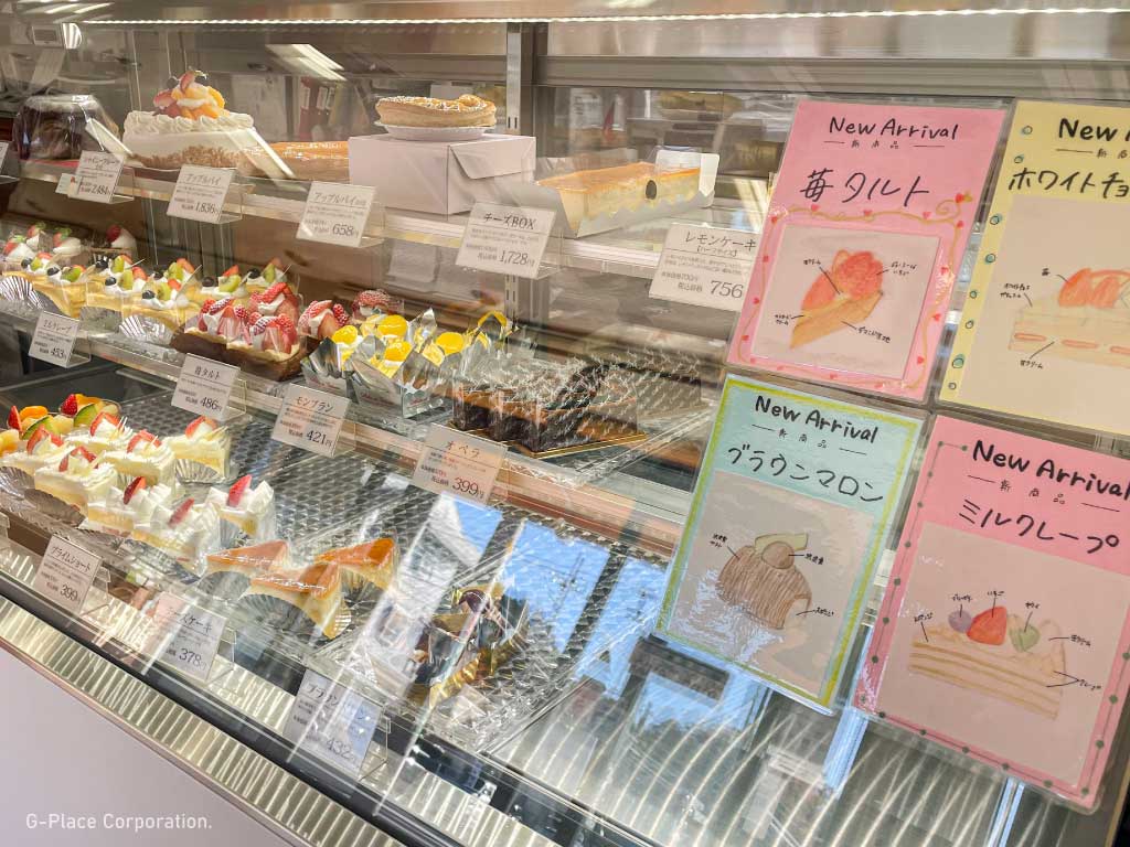 美味しそうなケーキがずらりと並ぶショーケース