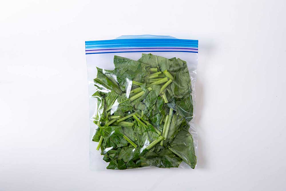 食べやすい長さに切って生のまま保存袋に入れて冷蔵