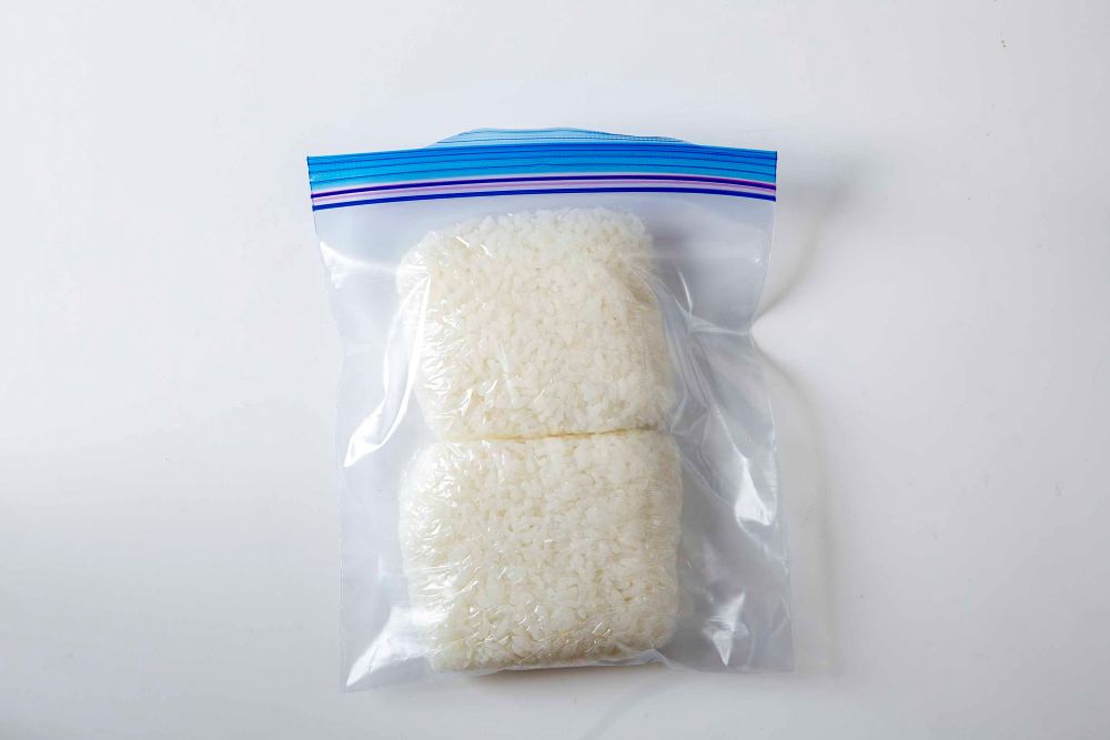 ラップして保存袋に入れたごはん